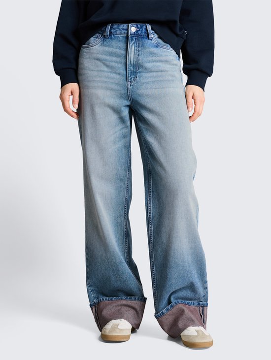 Voorkant van een wijde, lichtblauwe jeans met omgeslagen zoom.