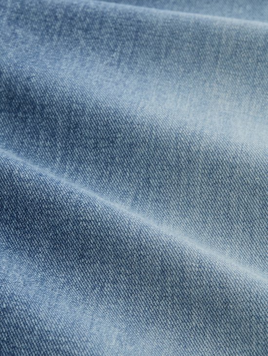 Close-up van de textuur van lichtblauwe denimstof.