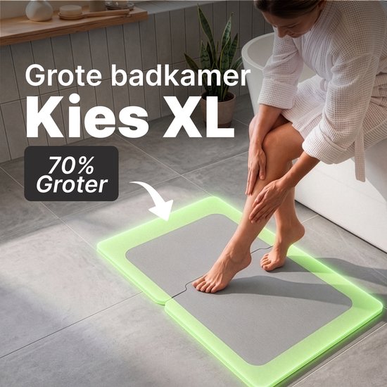 Femme en peignoir blanc sur un grand tapis de bain gris (XL) avec un contour vert lumineux.