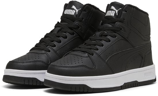 Zwarte PUMA mid-top sneakers met witte zolen en veters.