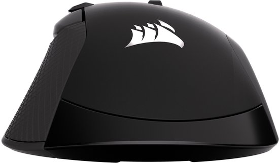 Zwarte ergonomische muis met het witte Corsair-logo op de bovenkant.