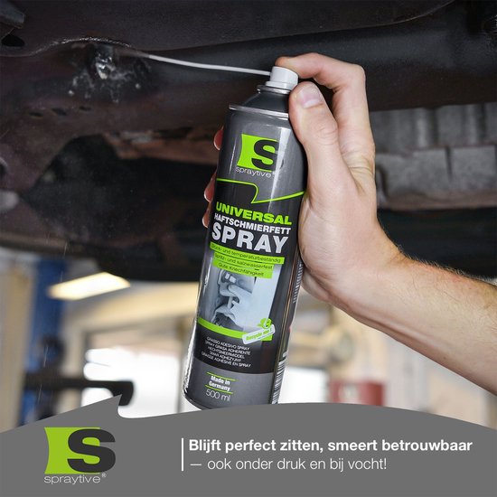 Hand houdt Spraytive universele hechtsmeervet spray 500ml bij auto-onderstel. Tekst 'Blijft perfect zitten, smeert betrouwbaar'.