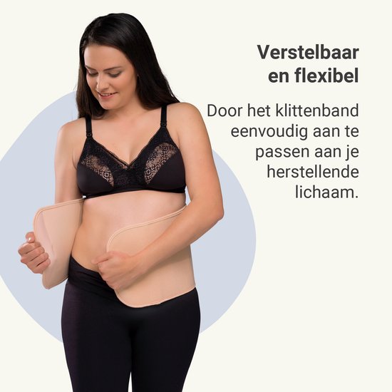 Een vrouw past een beige buikband aan met klittenband. De band is verstelbaar en flexibel.