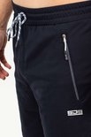 Detail van een zwarte tennisshort met trekkoord en ritszak.