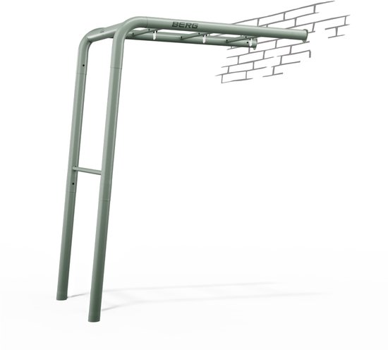 Groen metalen frame van een BERG speeltoestel, geïsoleerd op een witte achtergrond.