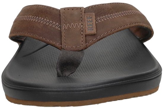 Zwarte Reef slipper met bruine leren band, gezien vanaf de voorkant.