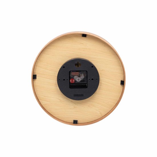 Achterkant van een ronde wandklok met houten achterwand en zwart uurwerkmechanisme.