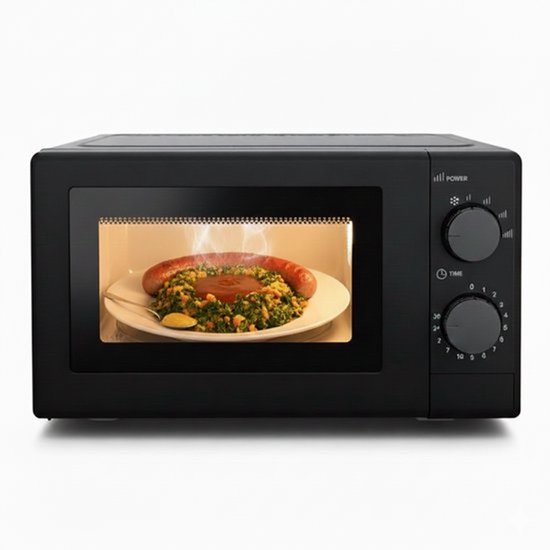 Zwarte magnetron met een worst en aardappelpuree op een bord binnenin.