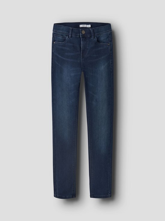 Donkerblauwe skinny jeans van Name It, recht op de foto.