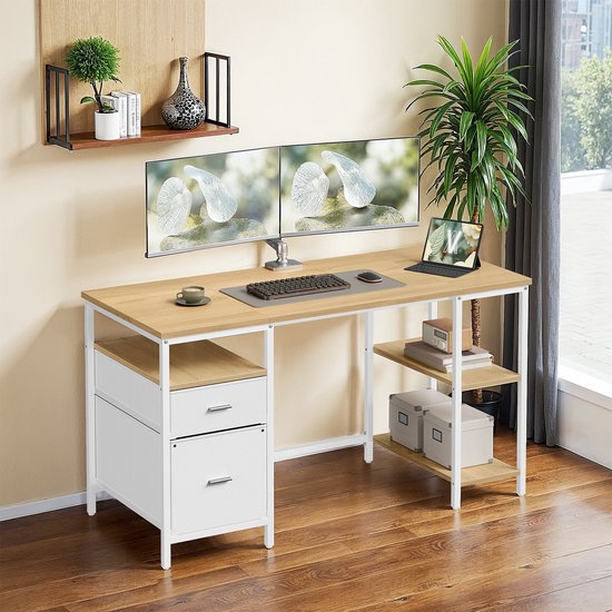 Bureau avec plateau en bois et cadre en métal blanc. Comprend 2 étagères, une commode à 2 tiroirs et 2 écrans affichant une image abstraite.