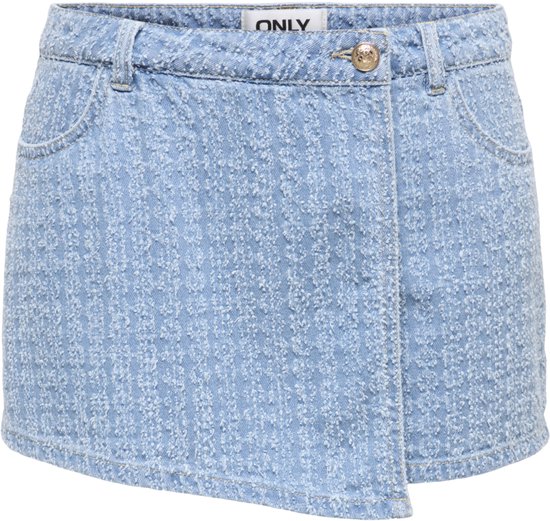 Lichtblauwe spijkerrok met textuur en een asymmetrische zoom. Het 'ONLY'-label is zichtbaar aan de tailleband.