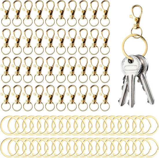 Een set gouden karabijnhaken en sleutelringen, met een set sleutels aan één karabijnhaak.