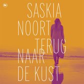 Boekcover met de tekst 'Saskia Noort Terug naar de kust'. Een vrouw staat met haar rug naar de kijker op een nat strand.