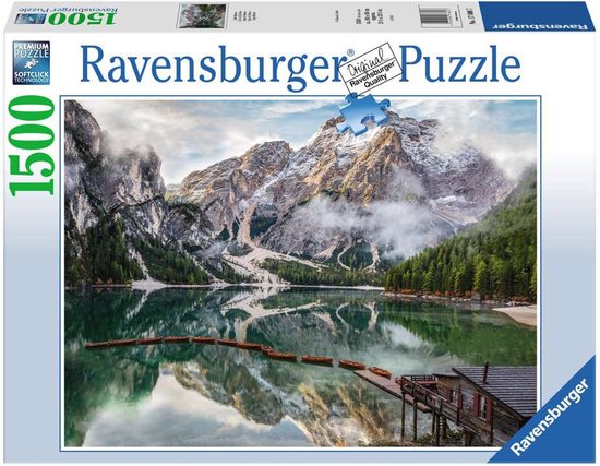 Doos van een 1500-delige Ravensburger puzzel met een berglandschap, meer en boten.