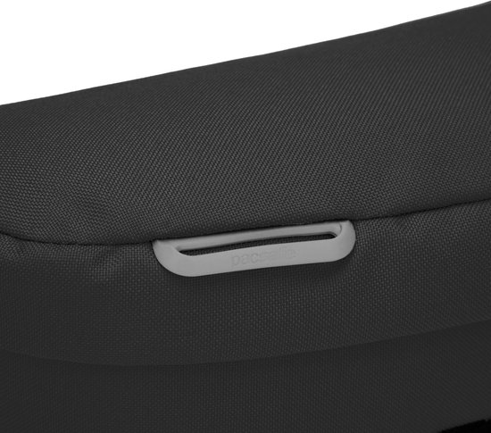 Close-up van de grijze, geprinte "pacsafe" rits-trekker op de zwarte stof van de tas.