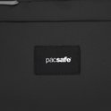 Close-up van het zwarte Pacsafe logo op de zwarte tas.