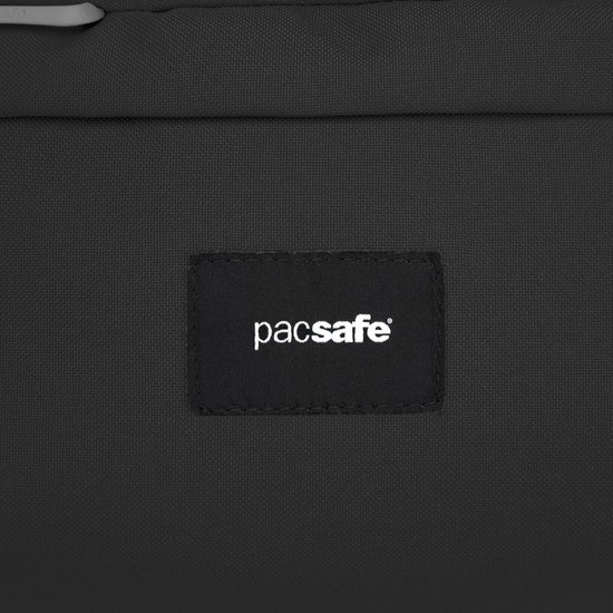 Close-up van het zwarte Pacsafe logo op de zwarte tas.