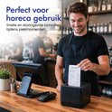 Een ober in een schort gebruikt een bonnenprinter en houdt een kassabon omhoog in een restaurant.