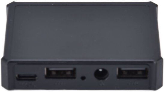 Zwart oplaadapparaat met twee USB-poorten aan de voorkant, een micro-USB-poort en een ronde DC-ingang.