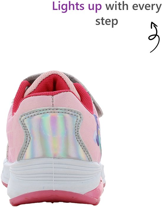Achterkant van een roze sneaker met klittenbandsluiting, met lichtjes die oplichten bij elke stap.
