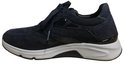 Donkerblauwe Gabor sneaker met vetersluiting, witte zool en glimmende details.