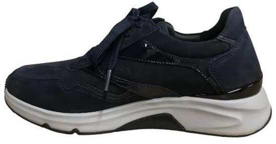 Donkerblauwe Gabor sneaker met vetersluiting, witte zool en glimmende details.