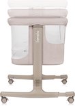 Beige co-sleeper met gaaspanelen en verstelbare hoogte op wielen.