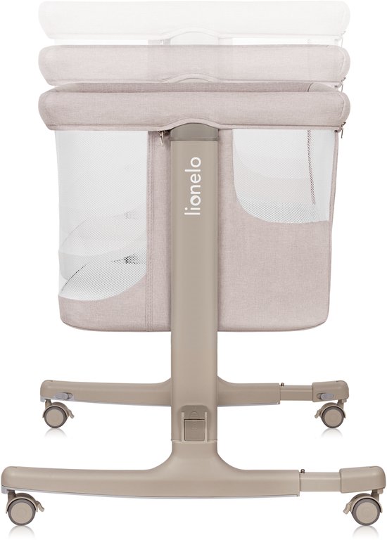 Beige co-sleeper met gaaspanelen en verstelbare hoogte op wielen.
