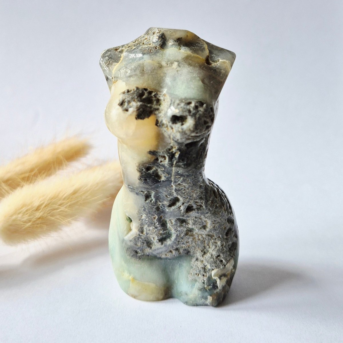 Moonlight Gemstones Caribbean Calciet vrouwenbeeldje 8 cm (#4) – handgeslepen edelsteen goddess carving Groen