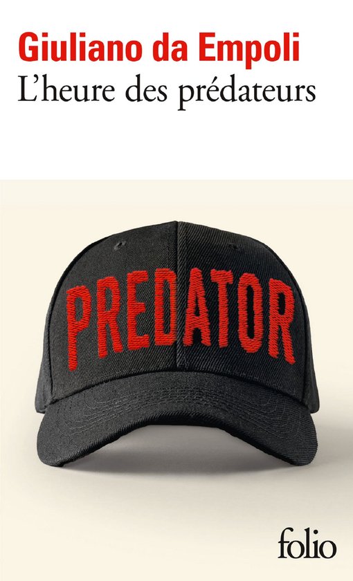 Zwarte pet met rode letters 'PREDATOR'. Boek 'L'heure des prédateurs' erboven.