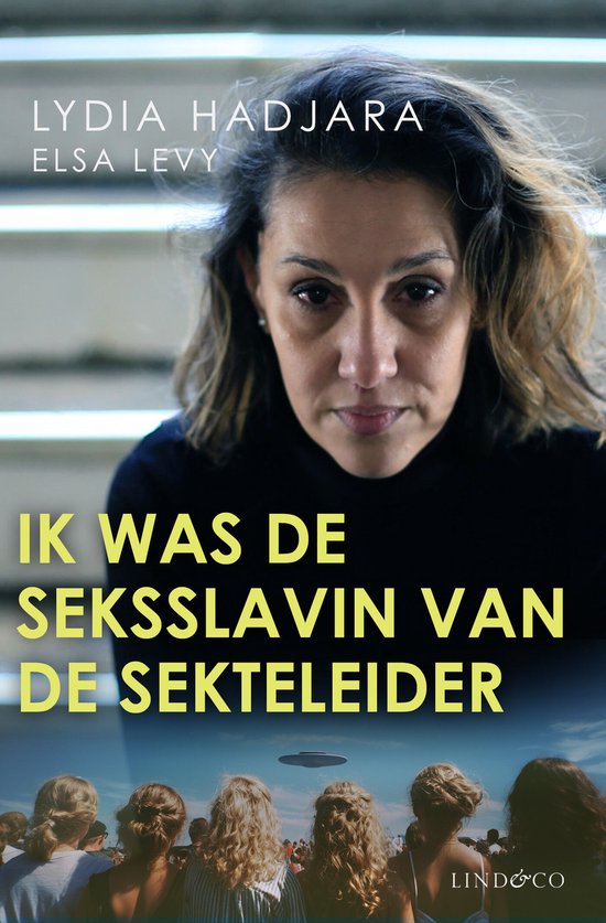 Couverture du livre 'Ik was de seksslavin van de sekteleider' avec un gros plan d'une femme et une foule en arrière-plan.