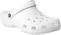 Witte Crocs clog met draaibare band en perforaties, vanaf de zijkant gezien.