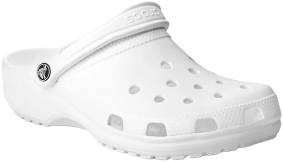 Witte Crocs clog met draaibare band en perforaties, vanaf de zijkant gezien.
