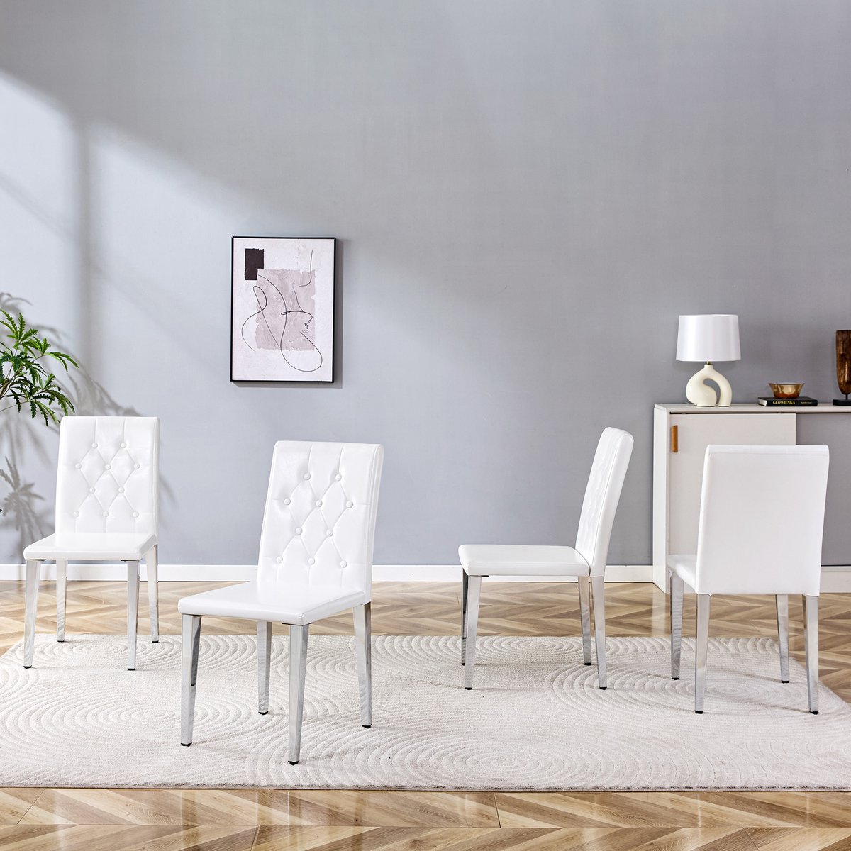 Set van 4 eetkamerstoelen in puur wit met hoogglans zilverkleurige accenten – ingetogen luxe. De ideale keuze voor Europese eetkamers. Zilverkleurige metalen poten voor veelzijdige combinatiemogelijkheden.