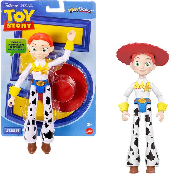 Jessie in verpakking, met rode hoed, witte blouse, sheriffembleem en broek met koeienprint. Naast de verpakking staat Jessie.