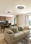 Woonkamer met twee witte plafondventilatoren met verlichting