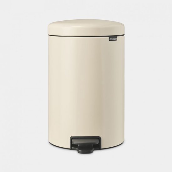 Crèmekleurige Brabantia NewIcon prullenbak met een zwart voetpedaal, op een grijze achtergrond.