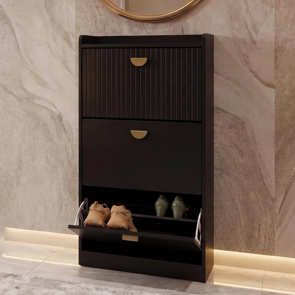 Schoenenkast 3 Kleppen – House&Garden Schoenenkast Smal 117x60x24 cm – Lamellen Design Zwart Houtlook – MDF Melamine Schoenen Opbergkast voor Hal/Gang – 18 Paar Schoenen – Metalen Gouden Handgrepen – Moderne Schoenenrek Kast