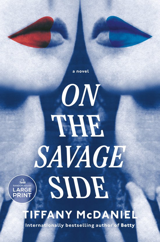 Boekomslag van 'On The Savage Side' met een gespiegelde close-up van een gezicht met rode en blauwe oogschaduw.