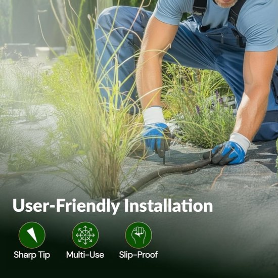 Man met blauwe overall en blauwe handschoenen bevestigt een druppelslang met een zwarte grondpen, met tekst "User-Friendly Installation".