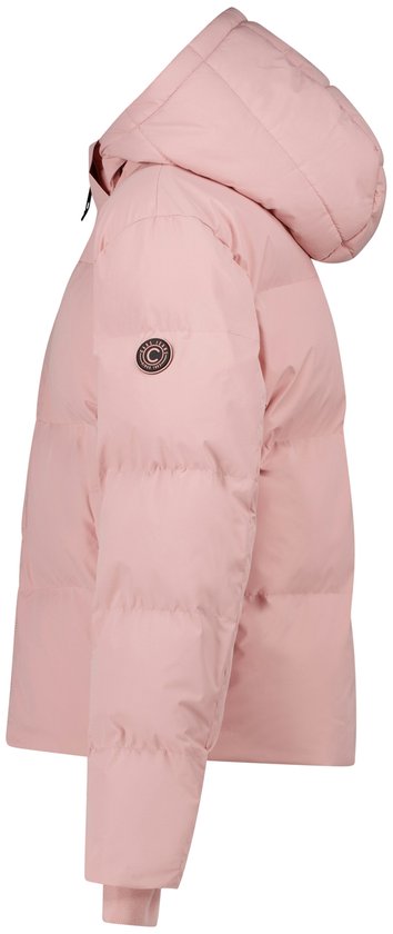 Zijaanzicht van een roze gewatteerde jas met Cars Jeans-logo op de mouw en een capuchon.
