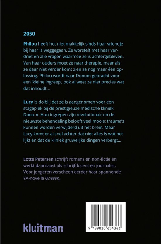 Achterkant van 'Een kleine ingreep' met de tekst van het verhaal en de auteur.