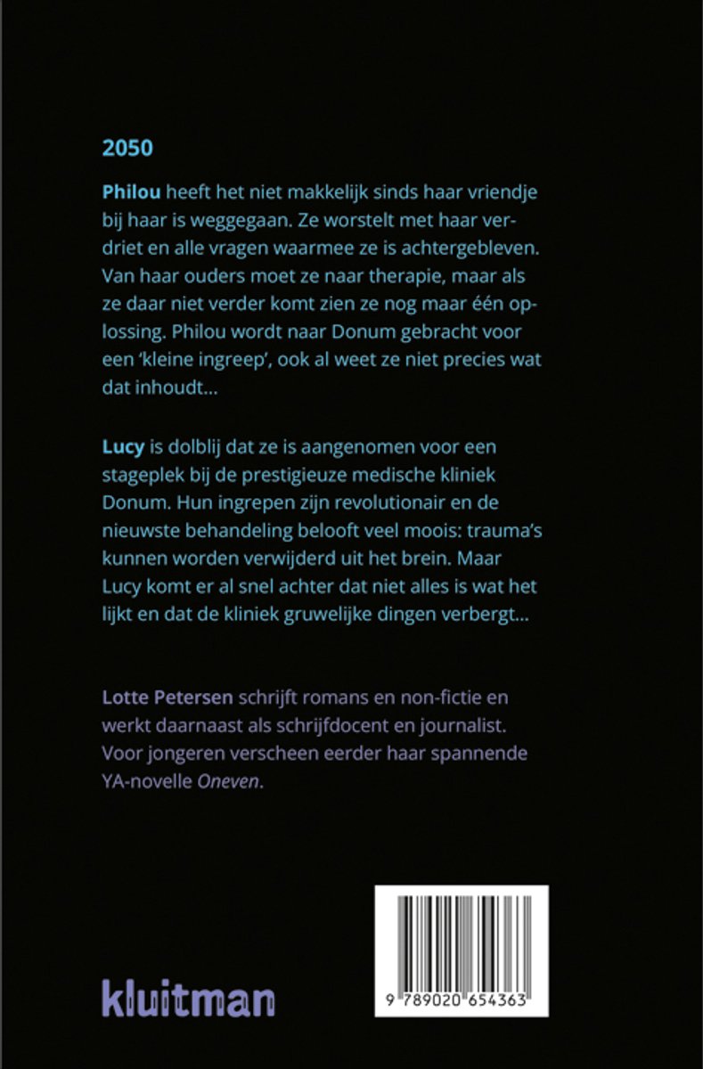Achterkant van 'Een kleine ingreep' met de tekst van het verhaal en de auteur.