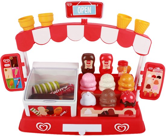 Rood speelgoed ijswagentje met "OPEN" bord, diverse ijssmaken, ijshoorntjes, sauzen en een koelkist.