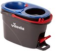 Grijze Vileda emmer met blauw deksel, twee compartimenten, rode handgrepen en een voetpedaal.