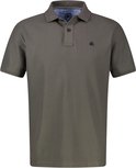 Donkergrijs poloshirt met korte mouwen en navy logo, neutrale achtergrond.