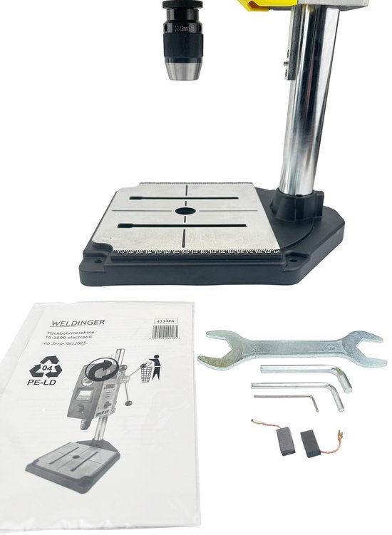 Tafelboormachine, handleiding, sleutels en koolborstels op witte achtergrond.