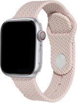 Zilverkleurig Apple Watch met een roze geweven siliconen bandje.
