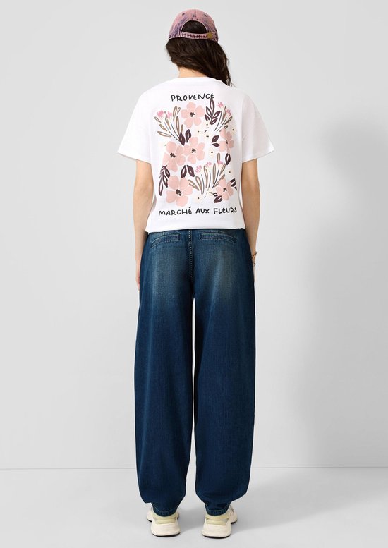 Wit T-shirt met bloemenprint op de rug met de tekst 'PROVENCE MARCHE AUX FLEURS'.