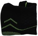 Zwarte sport enkelbrace met groene zigzagpatroon.